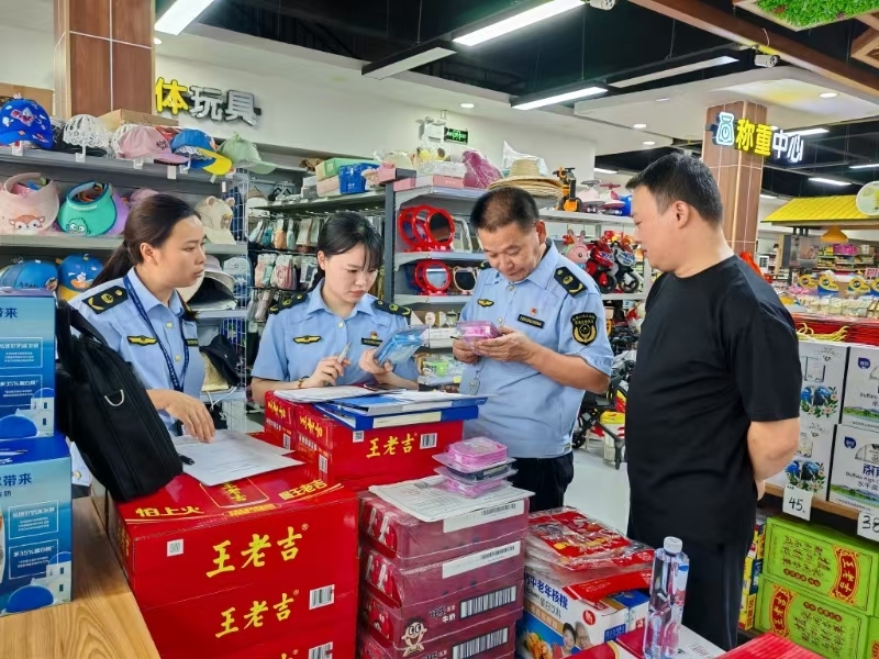 融水開展知識產(chǎn)權(quán)領(lǐng)域執(zhí)法監(jiān)管服務行動，規(guī)范日用百貨銷售市場